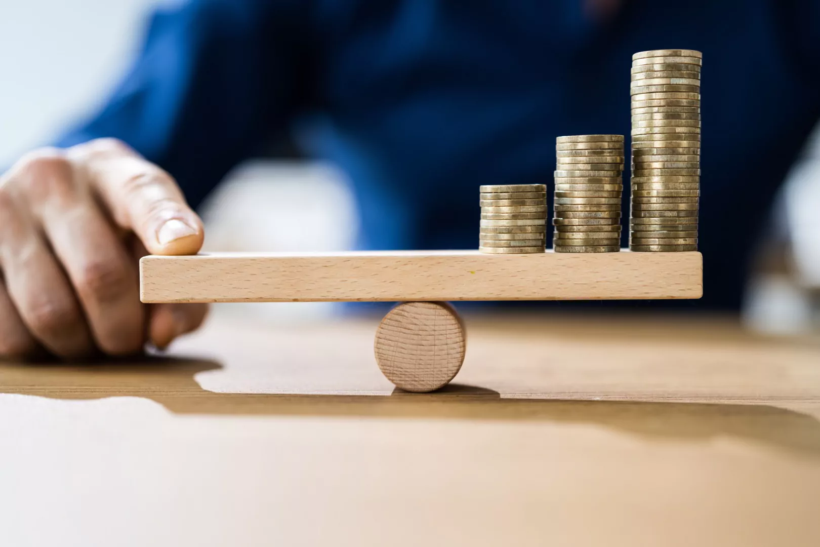 Cum te afectează inflația dacă ai economii în lei în 2025